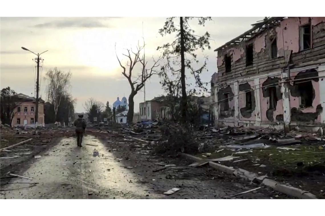 Russische Region Kursk frei von ukrainischen Truppen Dieses Standbild aus einem Video, das vom Pressedienst des russischen Verteidigungsministeriums veröffentlicht wurde, zeigt einen Blick auf die größte Stadt in der Region Kursk, nachdem sie von russischen Truppen eingenommen wurde.
