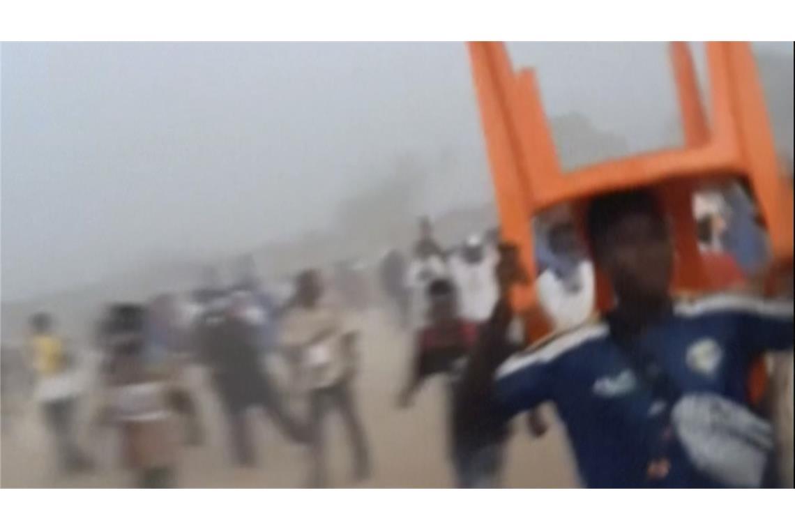 Regierung: 56 Tote bei Massenpanik in Fußballstadion Dieses Standbild aus einem von Nimba Sports Zaly zur Verfügung gestellten Video zeigt einen Mann, der während der Massenpanik das Stadion Stade de Nzérékoré verlässt.