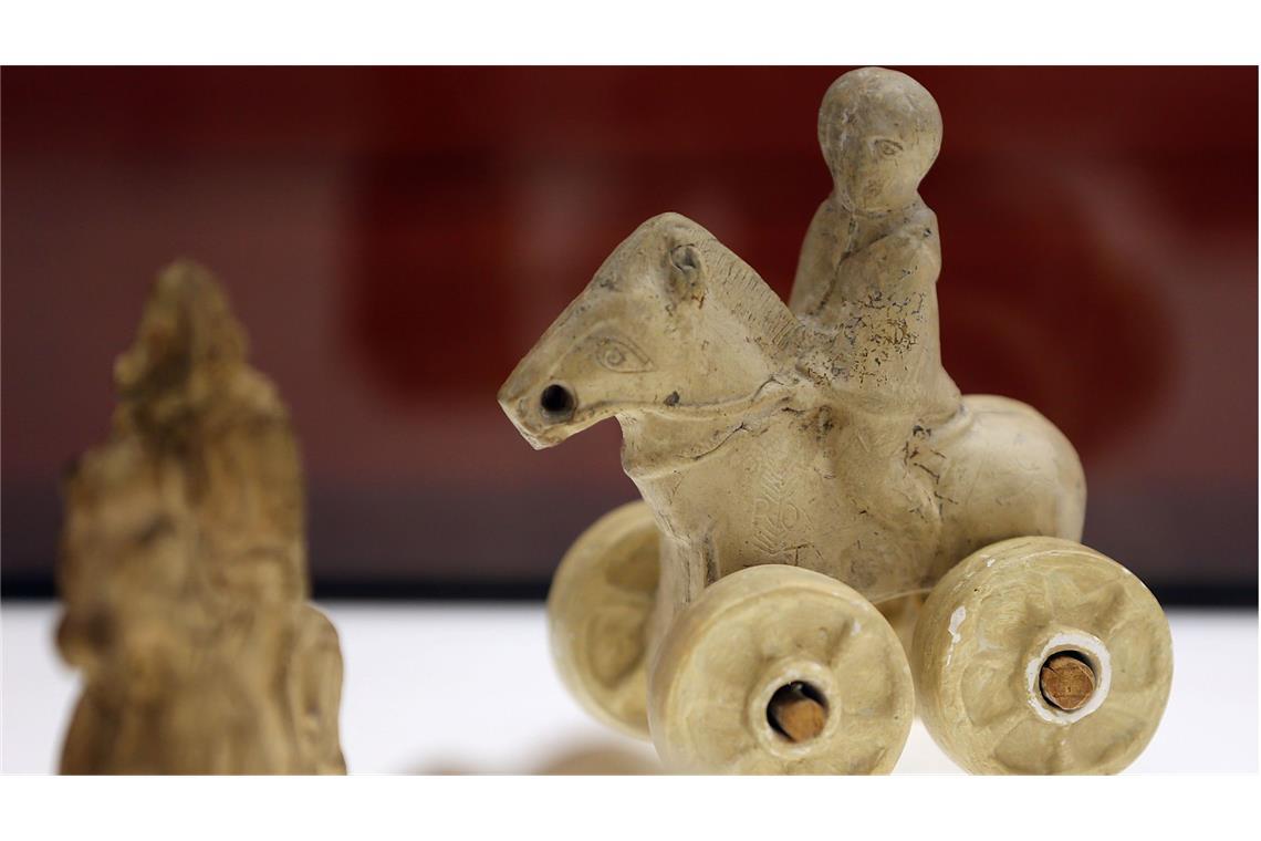 Auch kleine Römer spielten mit Action-Helden und Zieh-Pferdchen Dieses tönerne Zieh-Pferd auf Rädern steht im Römisch-Germanischen Museum in Köln.