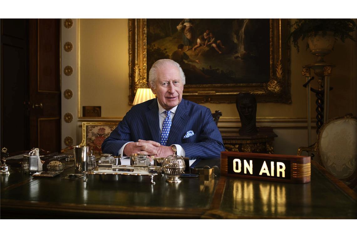 Bilder des Tages Dieses undatierte von Apple of Music of King Charles III herausgegebene Foto zeigt den britischen König Charles III. in seinem Büro im Buckingham Palace.