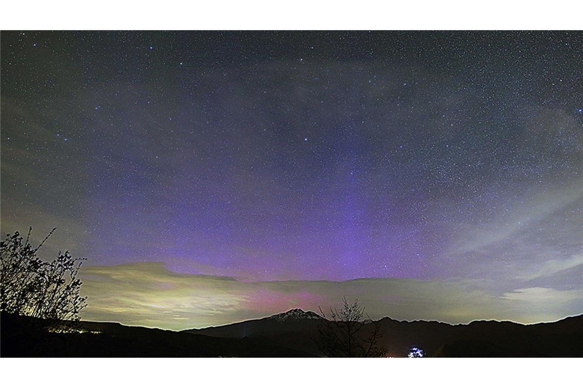 Das Rätsel der blauen Polarlichter Dieses ungewöhnliche blaue Polarlicht trat im Mai 2024 über Japan auf. Doch wodurch wurde diese ungewöhnliche Farbe verursacht?
