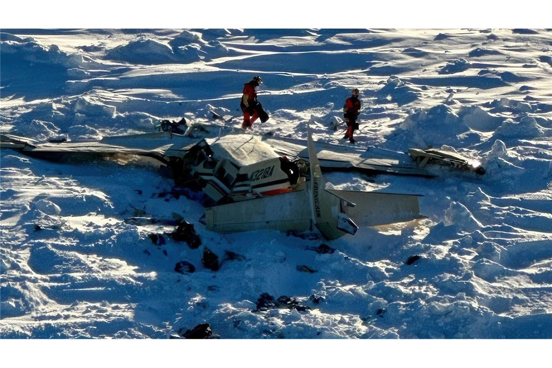 Bilder des Tages Dieses von der US-Küstenwache zur Verfügung gestellte Foto zeigt ein kleines Flugzeug, das im Westen Alaskas auf einem Flug in Richtung der Drehkreuzgemeinde Nome abgestürzt ist.