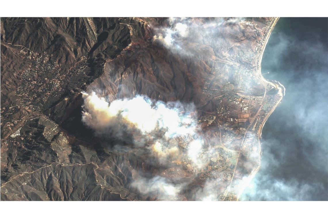 Waldbrand im kalifornischen Malibu ist außer Kontrolle Dieses von Maxar Technologies zur Verfügung gestellte Satellitenbild zeigt Rauch, der vom „Franklin Fire“ in Malibu aufsteigt.