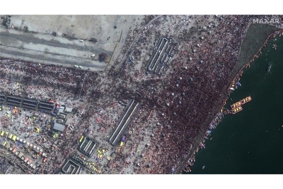 Bilder des Tages Dieses von Maxar Technologies zur Verfügung gestellte Satellitenbild zeigt Gläubige am Ufer des Yamuna-Flusses, die anlässlich des Maha Kumbh-Festes ein heiliges Bad nehmen.