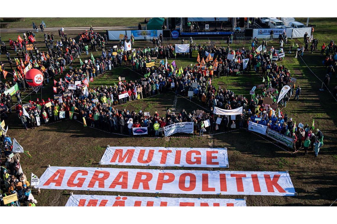 Bündnis "Wir haben es satt" zieht durch Berlin Diesmal durften die Bauern nicht mit Traktoren demonstrieren - dafür gab es große Banner.