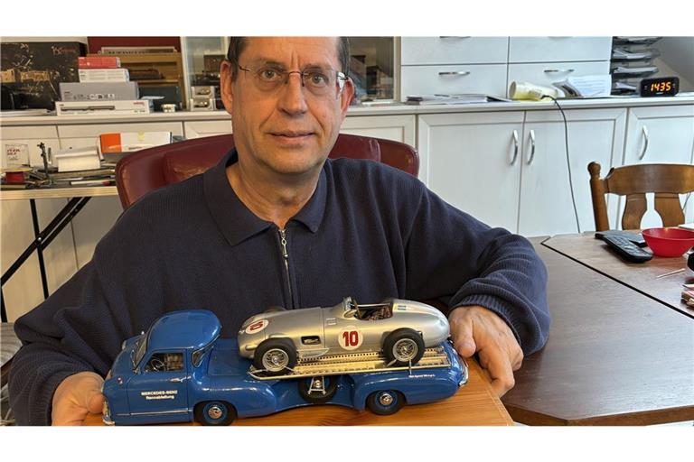 Dieter Mäurer mit einem seiner Schmuckstücke: dem Renntransporter namens Blaues Wunder.