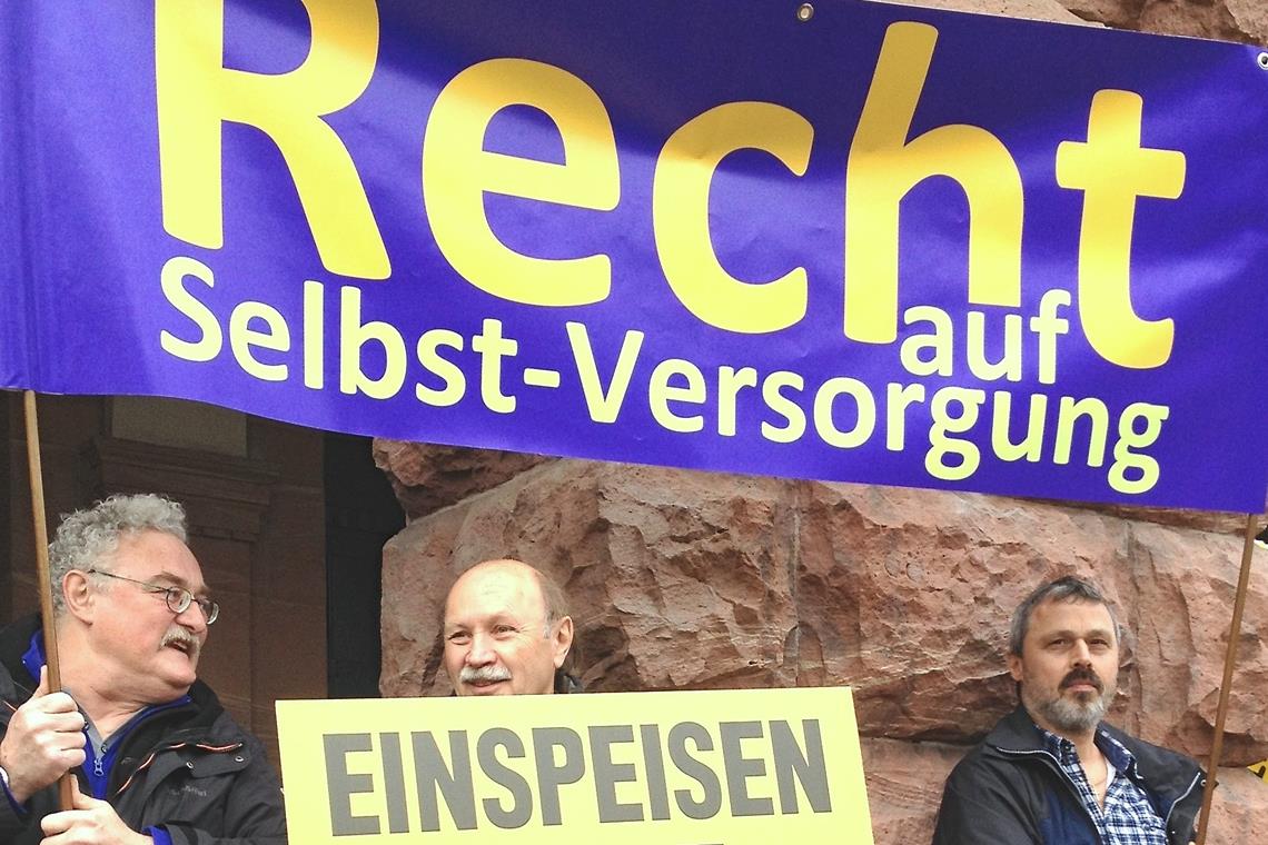 Eine Chance, über die keiner redet Dieter Schäfer (links) setzt sich bereits seit vielen Jahren für die Möglichkeit von Bürgern ein, in Gemeinschaft grüne Energie zu produzieren. Zentrales Stichwort dazu war lange Zeit das „Recht auf Selbstversorgung“. Die Aufnahme zeigt ihn 2014 mit Mitgliedern der Energiegenossenschaft Murrhardt in Mainz bei einer bundesweiten Demonstration unter dem Motto „Energiewende retten“. Foto: privat