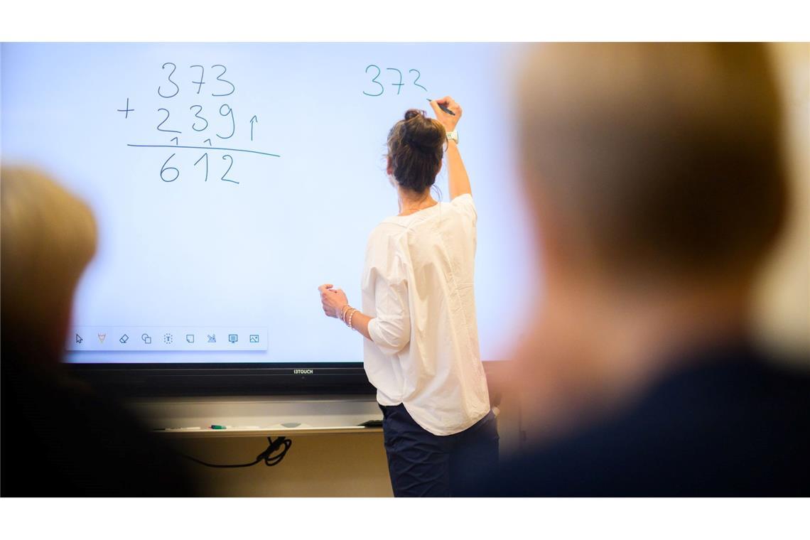 Bund und Länder verkünden Einigung auf Digitalpakt 2.0 Digitale Tafeln gehören in vielen Schulen zum Alltag. (Archivbild)