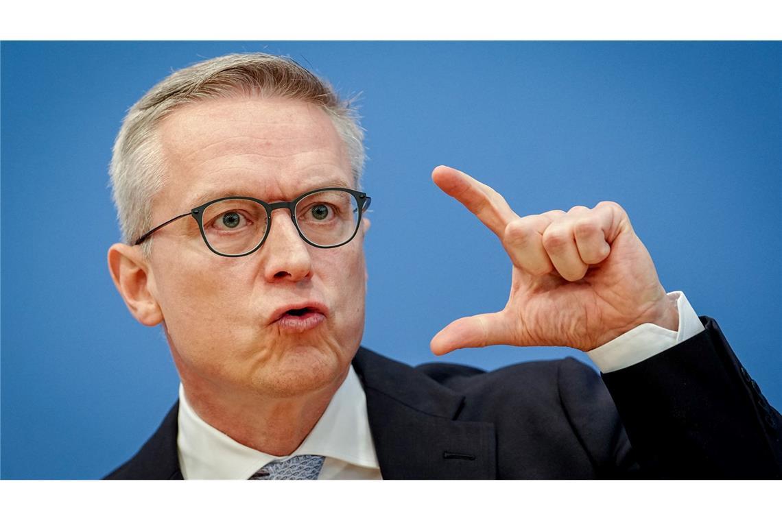 Digitalminister Karsten Wildberger (CDU) unterstützt die Idee einer Altersgrenze für Social Media und hält auch Smartphone-Verbote an Schulen für sinnvoll. (Archivbild)