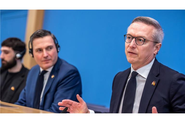 Digitalminister Karsten Wildberger (r.) und sein kanadischer Amtskollege Evan Solomon stellen den deutsch-kanadischen Deal in Berlin bei einer Pressekonferenz vor.
