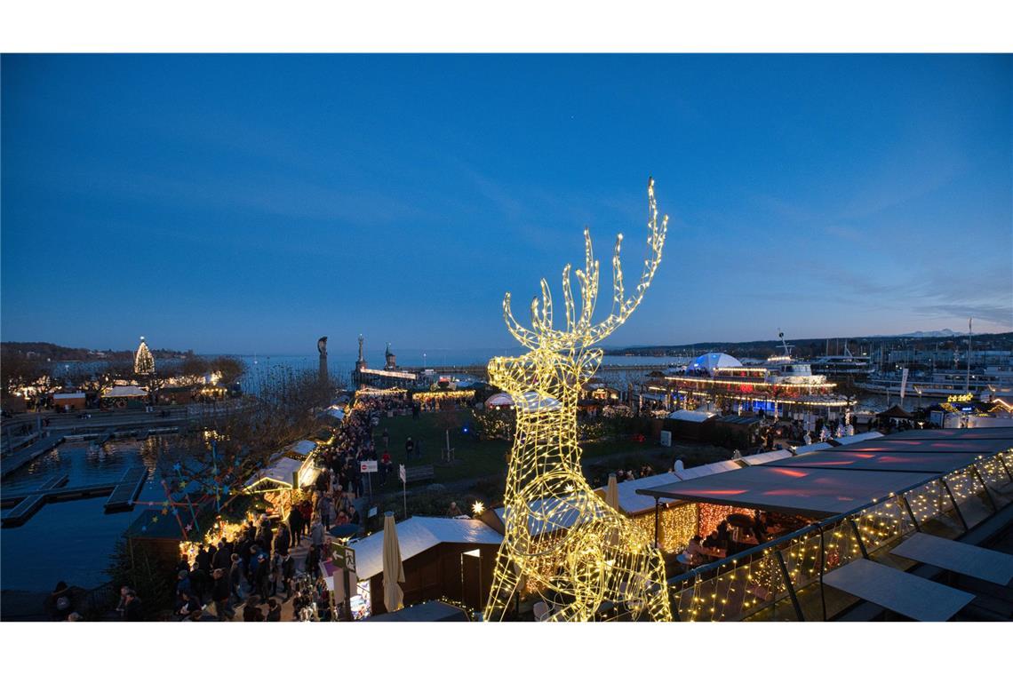 7 Tipps für einen Adventsausflug nach Konstanz Direkt am Seeufer – diese Lage macht den Konstanzer Weihnachtsmarkt einzigartig.