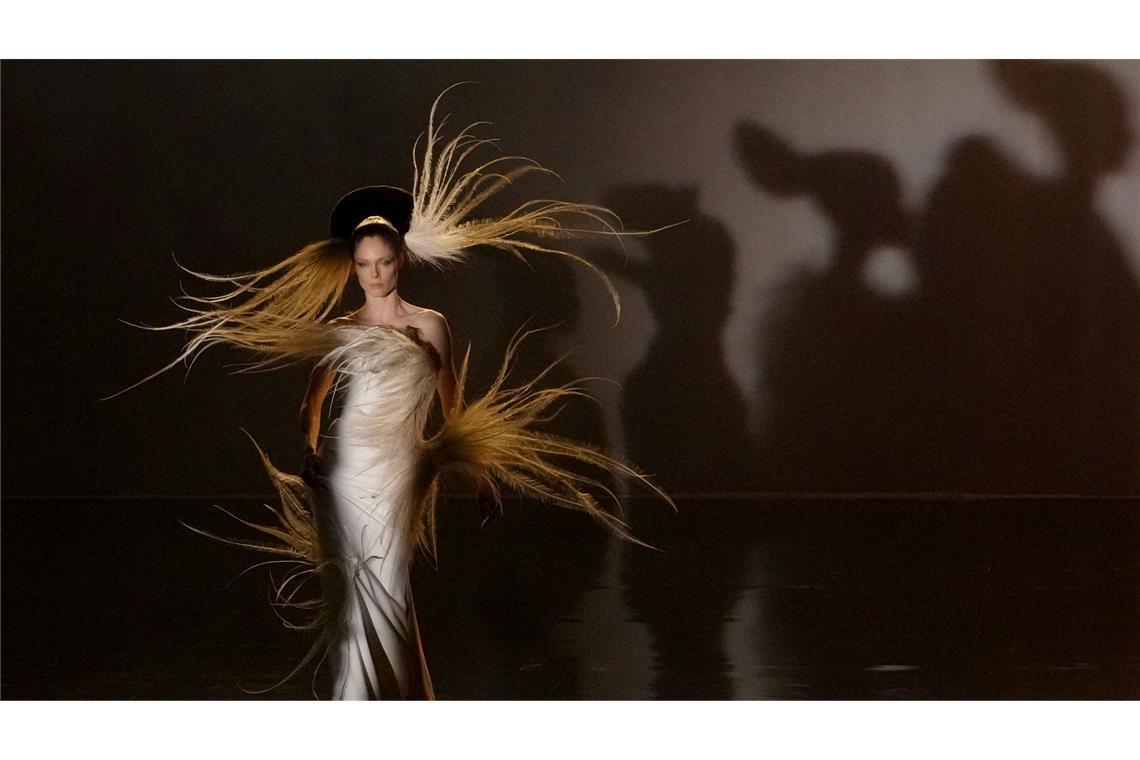 Bilder des Tages Direkt aus dem Feenwald: Ein Model trägt eine Kreation aus der Haute-Couture-Kollektion Frühjahr/Sommer 2025 von Stephane Rolland.