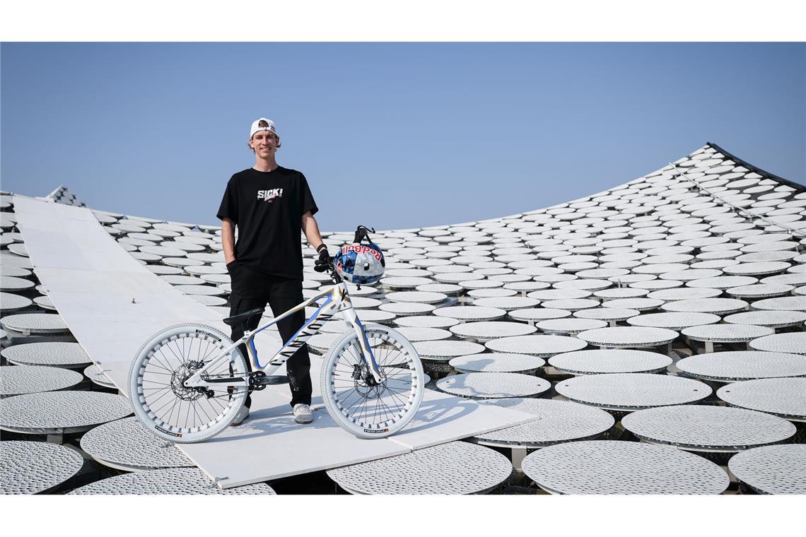 Mountainbiker Wibmer macht Rückwärtssalto auf der "Elphi" Direkt neben der Rampe geht es 100 Meter in die Tiefe.