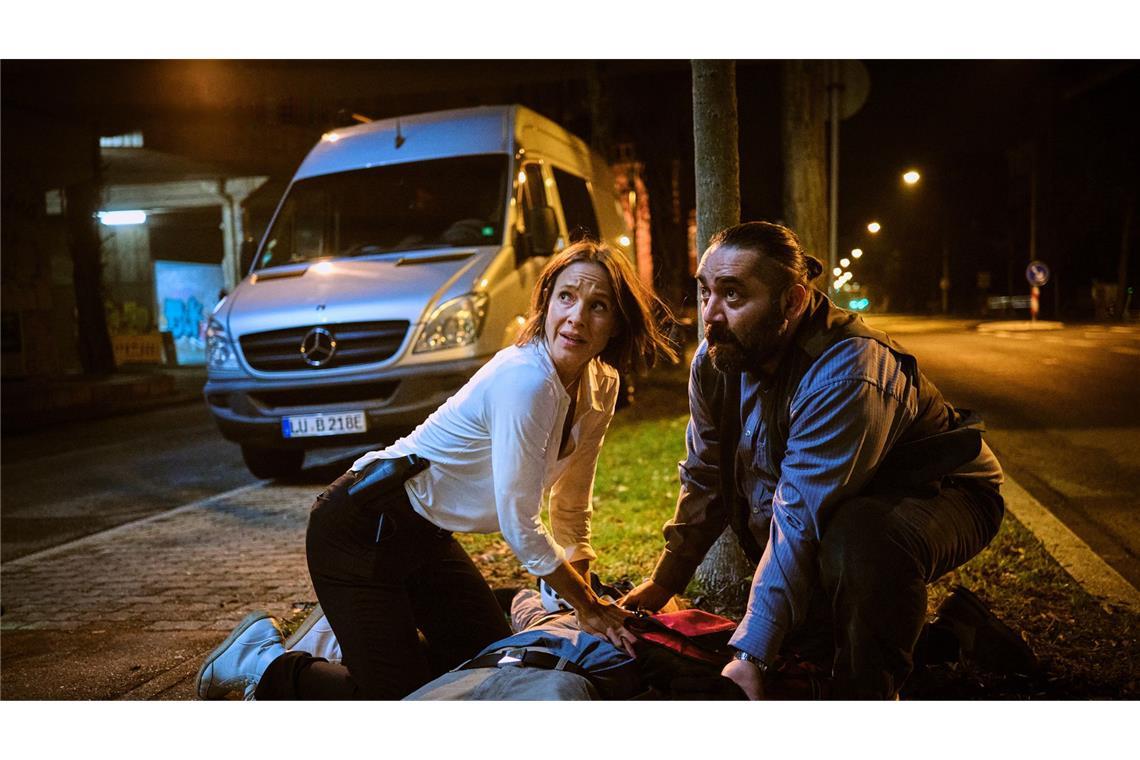 Direkt vor dem Polizeipräsidium wird ein Fahrradkurier überfahren.  Johanna Stern (Lisa Bitter) und Dr. Özcan (Kailas Mahadevan) reagieren sofort, aber können ihm nicht mehr helfen. wurde.