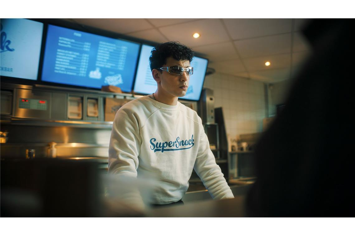 Direkt vor einem Imbiss kommt es zu einem Bombenattentat.  Die Aushilfe Sami (Hamza Iallouchen) erklärt der Polizei, dass er nichts von dem tödlichen Anschlag direkt vor der Tür mitbekommen habe.