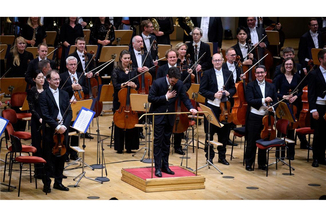 Dirigent Lahav Shani und die Münchner Philharmoniker werden in Berlin gefeiert.