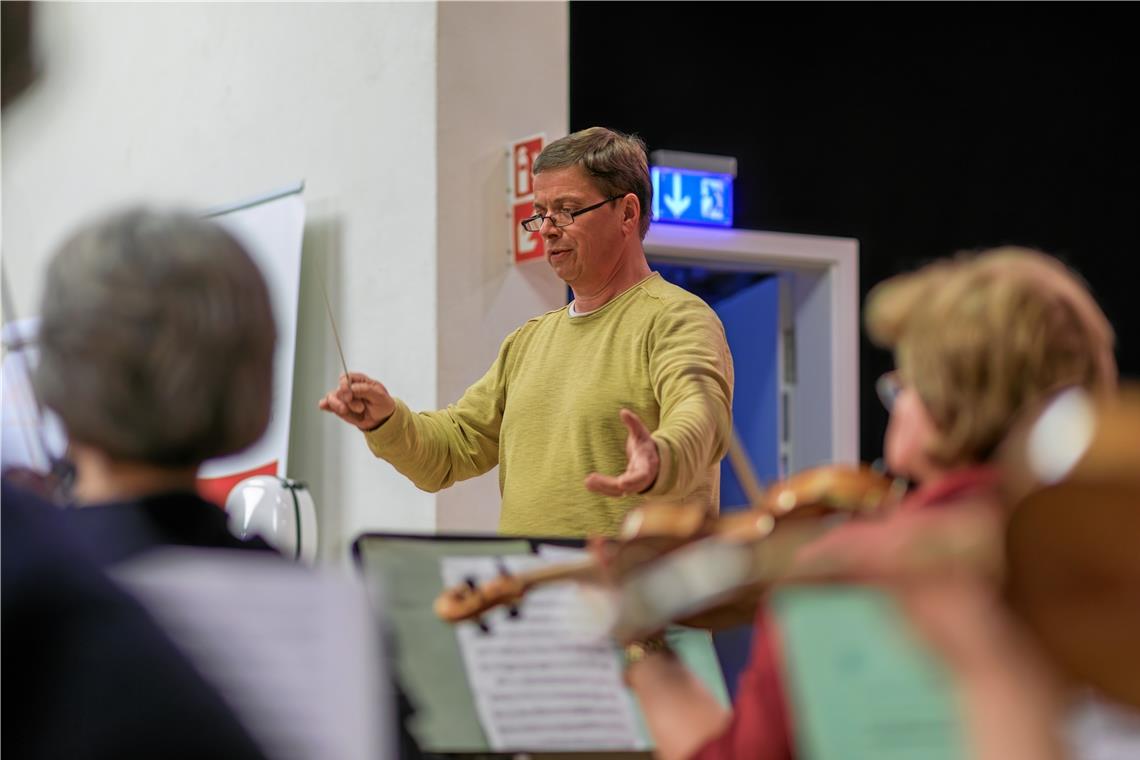 Alles begann mit einer jungen Violinlehrerin Dirigent Matthias Baur begleitet das Ensemble seit dem Jahr 2006.