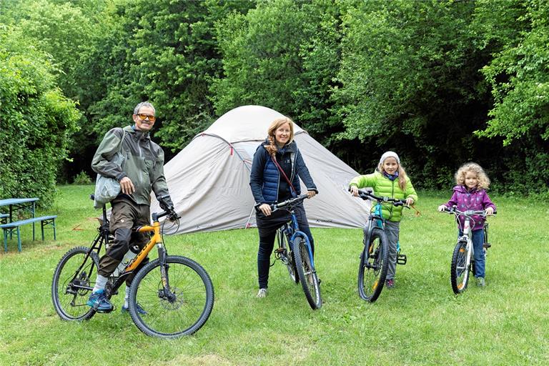 Dirk und Ilka Heiderich mit ihren beiden Töchtern Carlotta und Elin (von links) brechen zu einer Radtour nach Steinberg auf. Die Familie aus dem Offenburger Raum ist das erste Mal im Freizeitgebiet des Waldsees zu Gast. Als erfahrene Camper sind sie sonst oft auf Amrum. Fotos: J. Fiedler