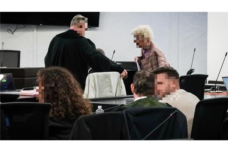 Diskussion im Gerichtssaal bei der Berufungsverhandlung um den Unfalltod eines Motorradpolizisten bei der Fußball-EM 2024.