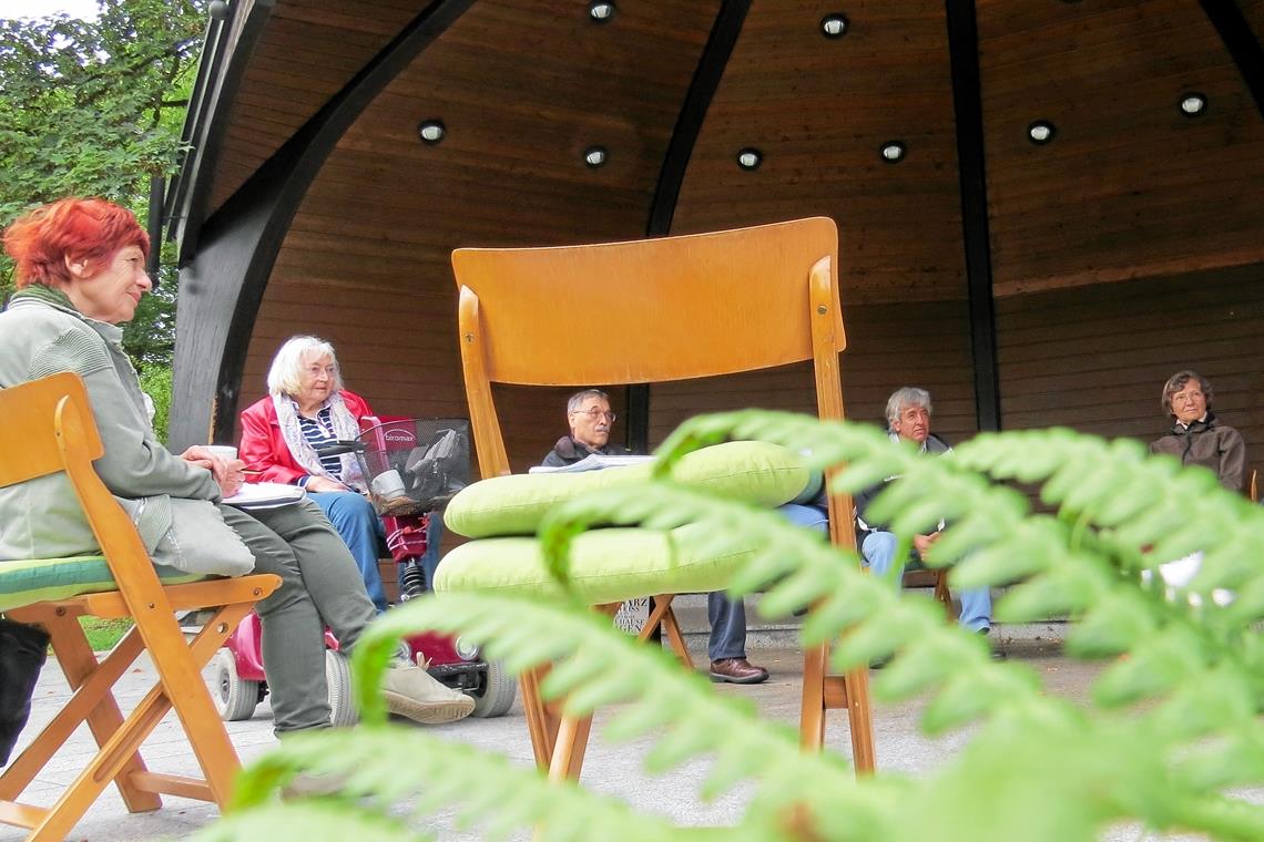 Unerklärliche Natur? Diskussion in der grünen guten Stube, dem Murrhardter Stadtgarten, geschützt vom Halbrund des Julius-Söhnle-Pavillons mit Ingrid Kasper, Margarete Neumann, Karl-Heinz Schuck, Werner Dreiseitel und Ulla Mohrenweiser von Hamm (von links). Fotos: C. Schick