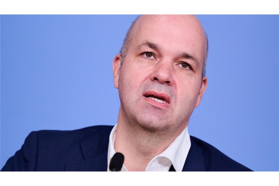 DIW-Chef Marcel Fratzscher hielte einen Tankrabatt für einen teuren Fehler. (Archivbild)