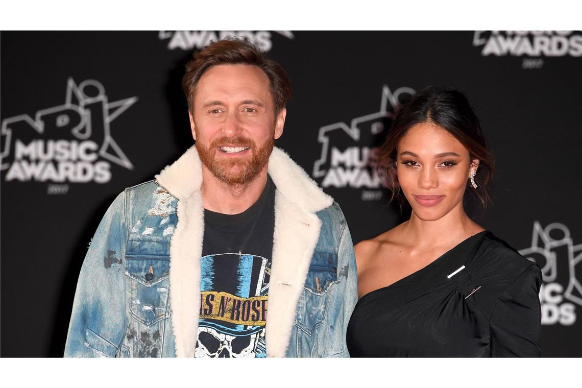 Diese ungewöhnlichen Namen gaben die Promis 2024 ihrem Nachwuchs DJ David Guetta und Jessica Ledon begrüßten im März 2024 ihren Sohn Cyan. Der Name ist auch die Bezeichnung für einen Farbton zwischen Blau und Grün und spiegelt laut Medienberichten die Verbindung der Familie zur Insel Ibiza wider.