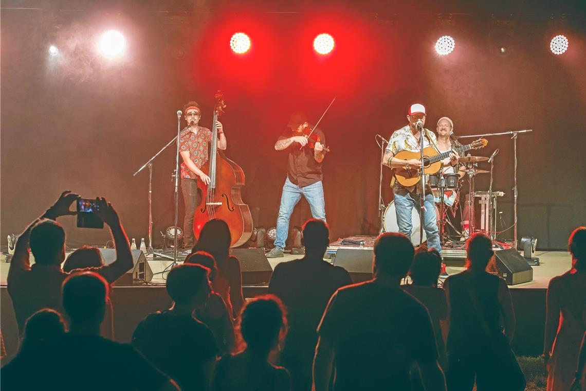 Musikalisches Feuer bei Gewitterregen Django 3000 sorgt für einen feurigen Start in den Sommerpalast. Fotos: Jörg Fiedler