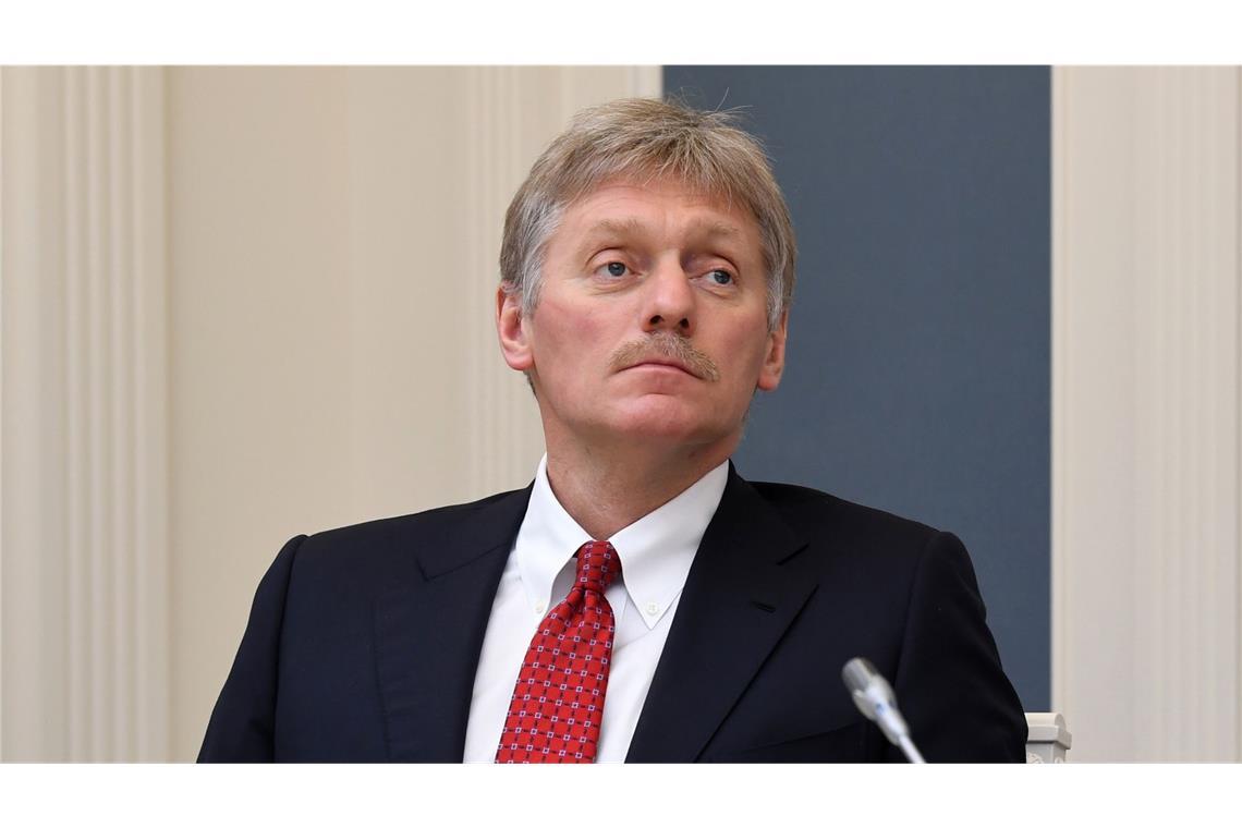 Dmitri Peskow, Sprecher des russischen Präsidenten Putin, nimmt an einer Videokonferenz im Moskauer Kreml mit Putin teil (Archivbild).