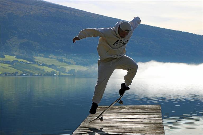 „Do a Kickflip“: Auf einem wackeligen Holzsteg vor traumhafter Naturkulisse wird Kim Dieterich zum Kickflip aufgefordert.  Fotos: Kickflip North
