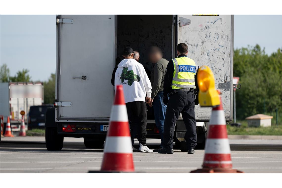 Verstärkte Grenzkontrollen laufen an - Kritik von Nachbarn Dobrindt hatte angekündigt, schärfer kontrollieren zu lassen.