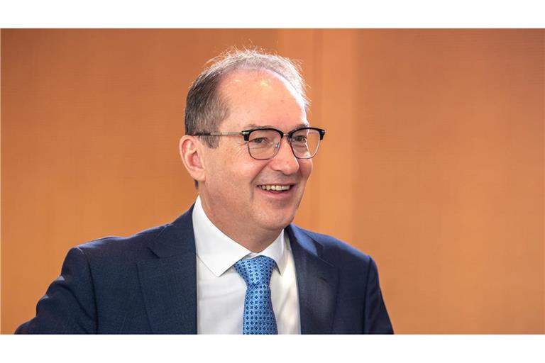 Dobrindt will den Verfassungsschutz ausbauen - auch über den reinen Nachrichtendienst hinaus. (Archivbild)