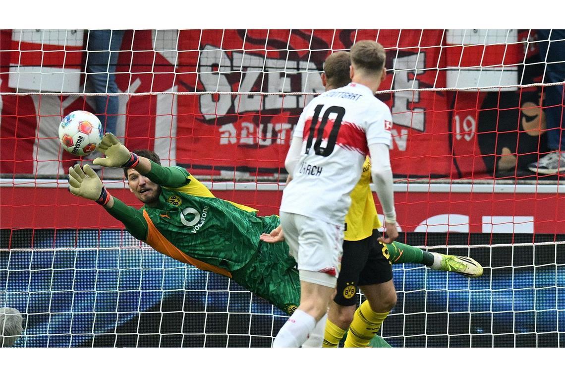 Doch es gelang kein Treffer. Hier parierte Gregor Kobel einen Schuss von Chris Führich.