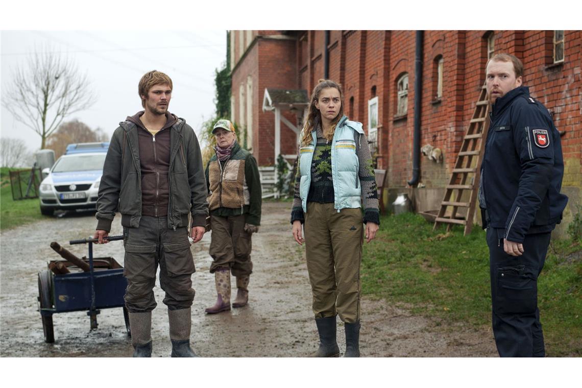 So war die „Letzte Ernte“ mit Charlotte Lindholm Doch kein Unfall? In der Scheune finden sich Hinweise auf Vertuschung (v. l. n. r.: Sven Feldhusen (Henning Flüsloh), Marlies Feldhusen (Lina Wendel), Frauke (Ronja Herberich), Polizist Olaf Gehrke (Ole Fischer)).
