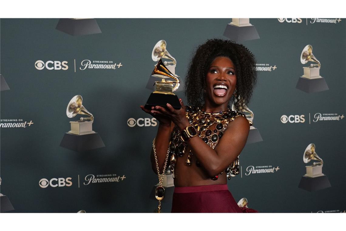 Doechii posiert im Presseraum mit dem Preis für das beste Musikvideo für „Anxiety“ während der 68. jährlichen Grammy Awards. Der Song, so Grammy-Moderator Trevor Noah, sei nun die neue Nationalhymne des Landes.