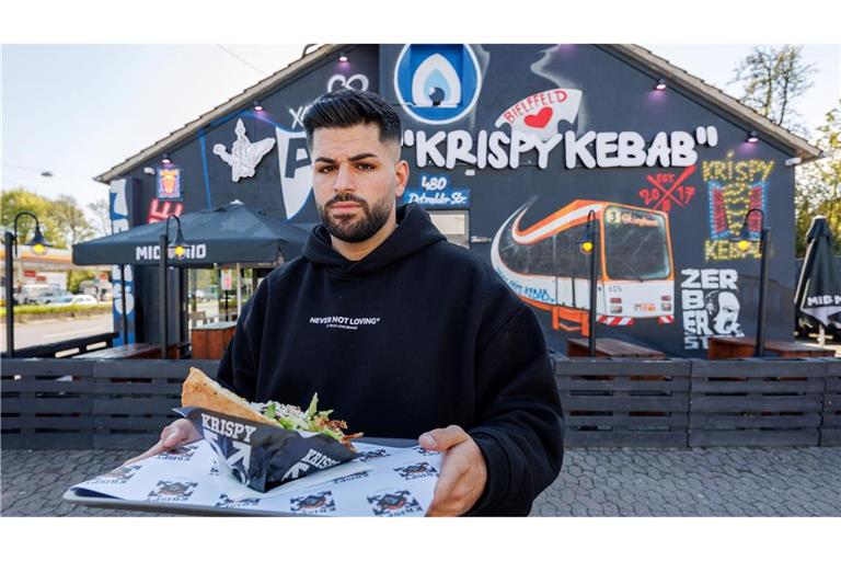 Dönerketten-Chef Sergen Kolcu vor einer seiner Filialen in Bielefeld.