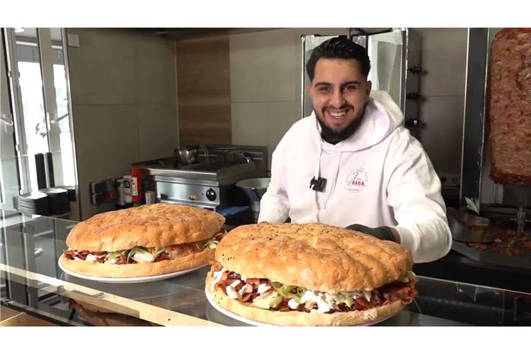 Dönerladen-Inhaber Haci Öztürk bietet seinen Kunden eine Wette an: Wer den Mega-Fladen in 30 Minuten schafft, bekommt ihn geschenkt.