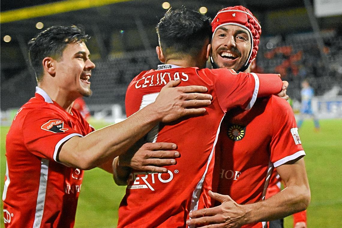 Dominik Salz (rechts) wurde von SG-Kapitän Volkan Celiktas und den anderen Teamkollegen für seine zwei Tore gefeiert. Foto: Tobias Sellmaier