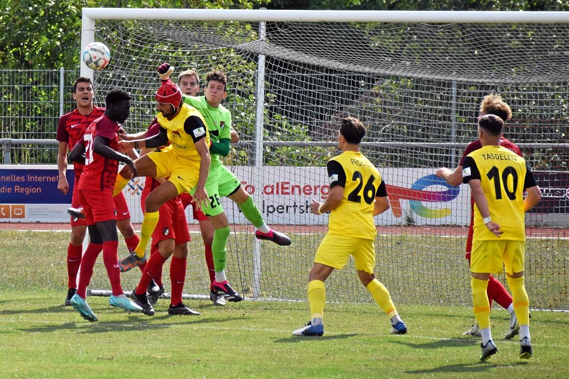 Zwei Doppelpacker sorgen für den Sieg der SG Sonnenhof Dominik Salz (roter Kopfschutz) steuert zwei Tore zum 4:0-Erfolg der Großaspacher in Ilshofen bei. Foto: Tankred Volkmer