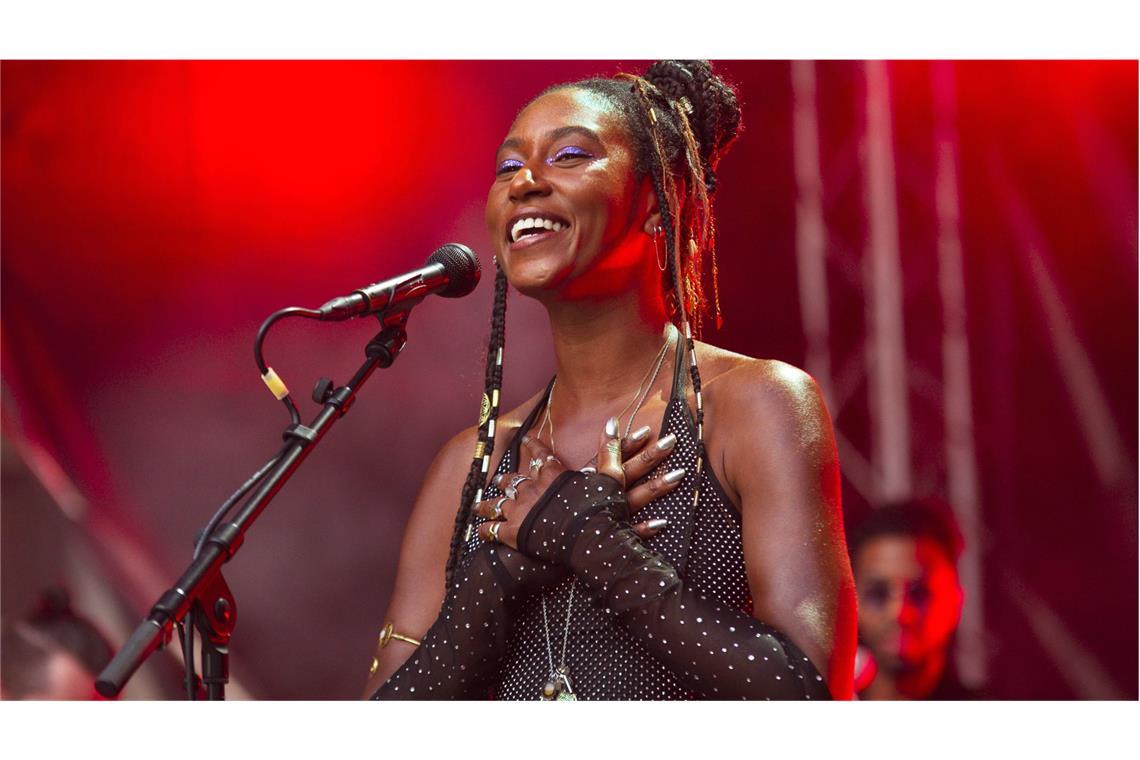 Umarmende Bardin in kontrollierter Ekstase Dominique Fils-Aimé bei einem Konzert im vergangenen Sommer in Berlin.