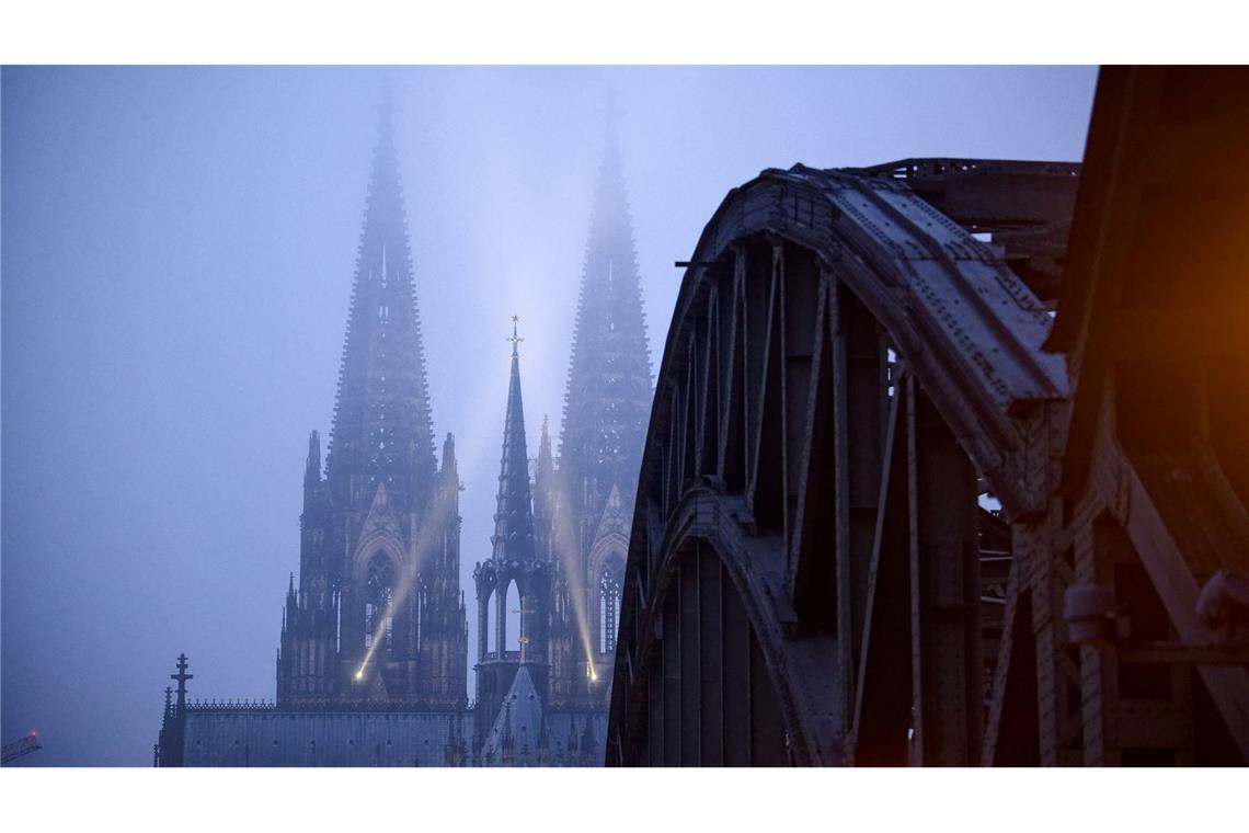 Bilder des Tages Domspitzen im dichten Nebel.