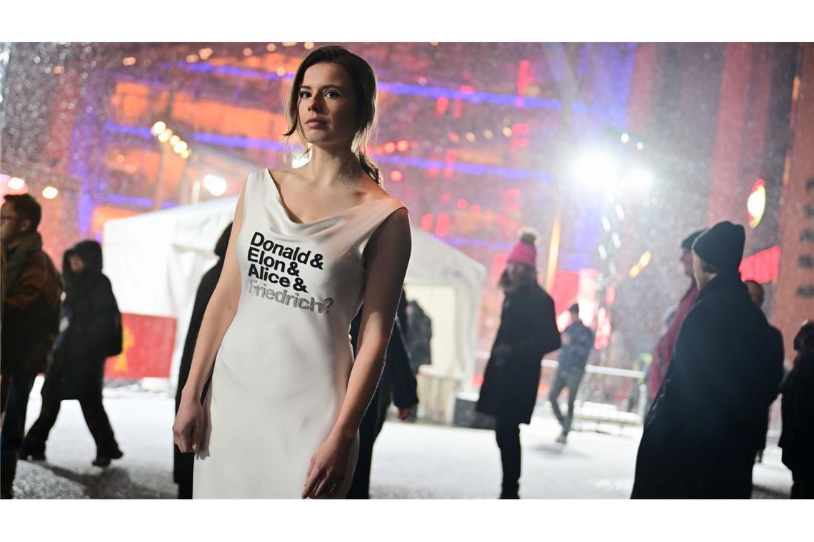 Bilder des Tages "Donald & Elon & Alice & Friedrich?" steht auf dem Kleid von Luisa Neubauer bei der Berlinale.
