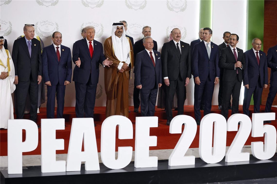 Donald Trump (4.v.l-l), Präsident der USA, und Abdel Fattah al-Sisi, Präsident von Ägypten, stehen zusammen mit den Teilnehmern für ein Foto zum «Gipfel für den Frieden».