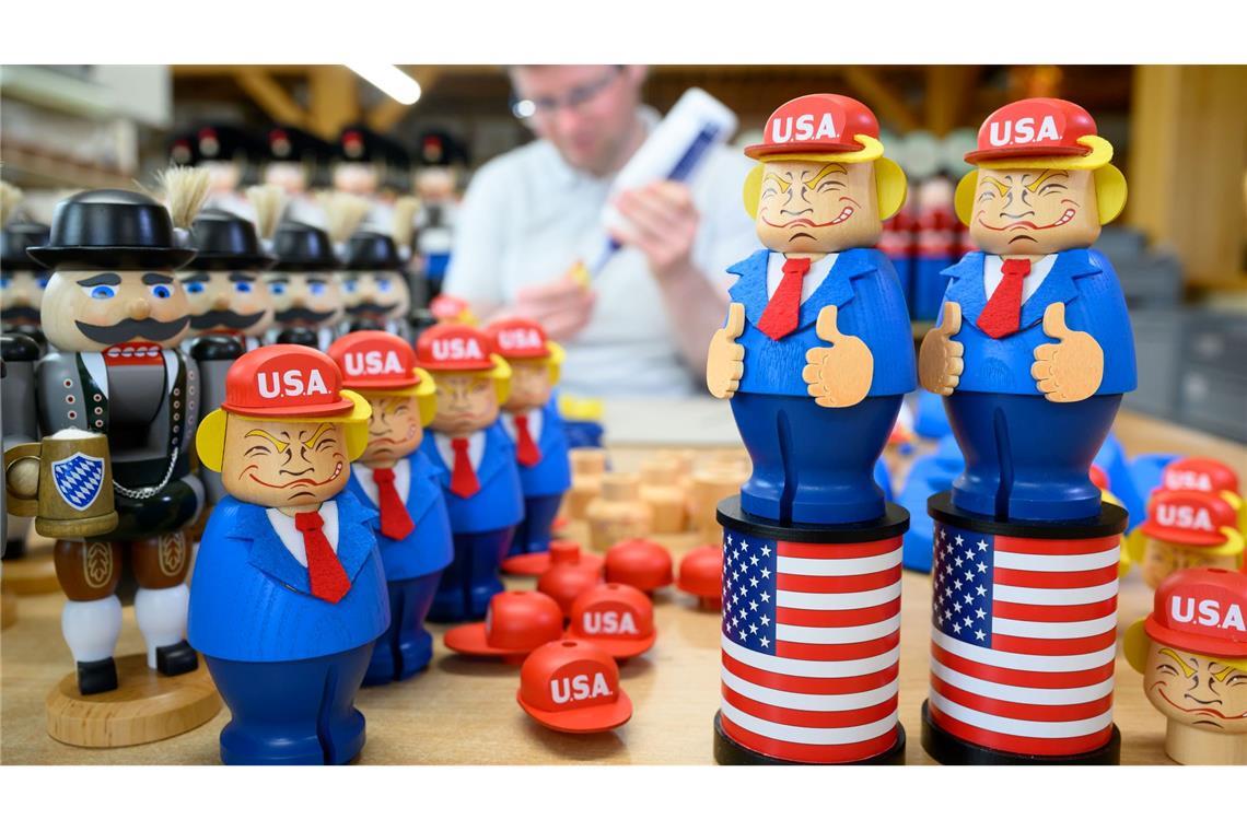 Erzgebirger heben Trump auf den Sockel: als Räuchermännchen Donald Trump fürs Wohnzimmer: Kunsthandwerker in Seiffen widmen dem US-Präsidenten eine neue Räucherfigur.