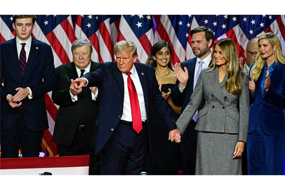 Und plötzlich sind auch Ivanka und Jared wieder da Donald Trump im Kreis seiner Familie – links steht sein jüngster Sohn Barron, ganz rechts seine Tochter Ivanka.