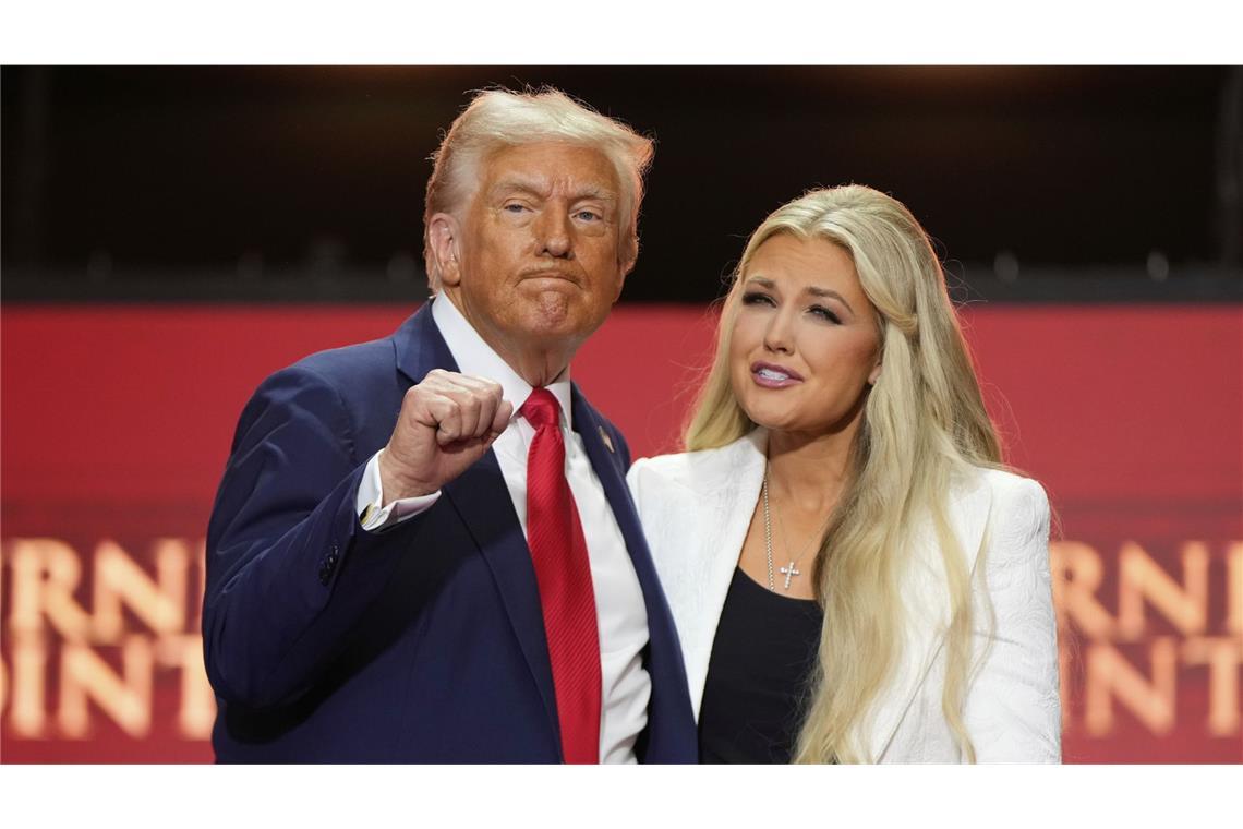 Kirks Witwe vergibt dem Schützen Donald Trump (l) gestikuliert neben Erika Kirk bei der Trauerfeier für ihren Mann, den konservativen Aktivisten Charlie Kirk, im State Farm Stadium.