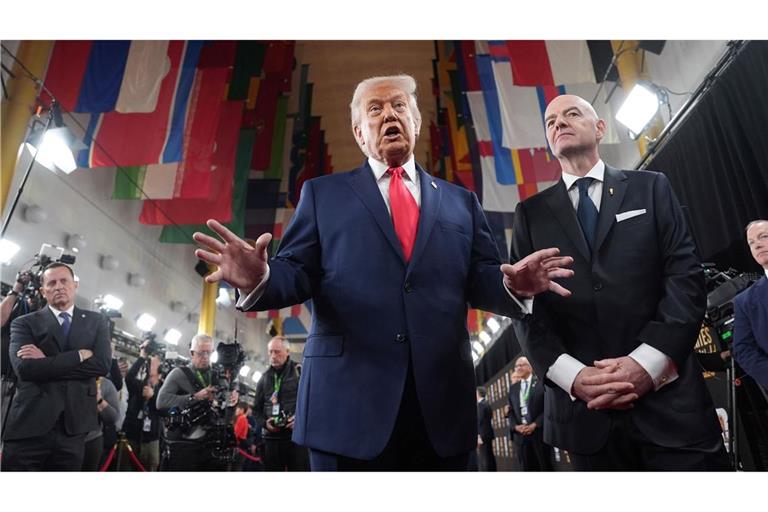Donald Trump (l) und Gianni Infantino präsentieren sich auf dem roten Teppich.