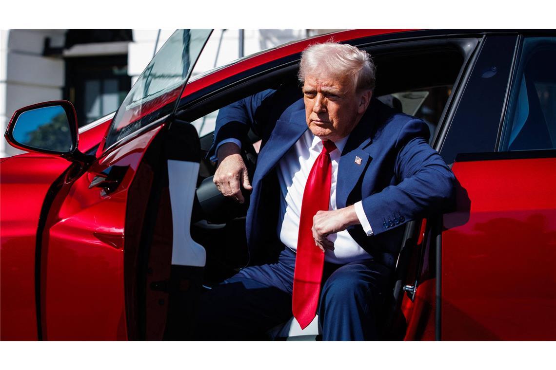 Wie hält es Oliver Blume mit Donald Trump? Donald Trump machte vor kurzem Werbung für Tesla. Wie wird er künftig mit den einzelnen Autoherstellern umgehen?