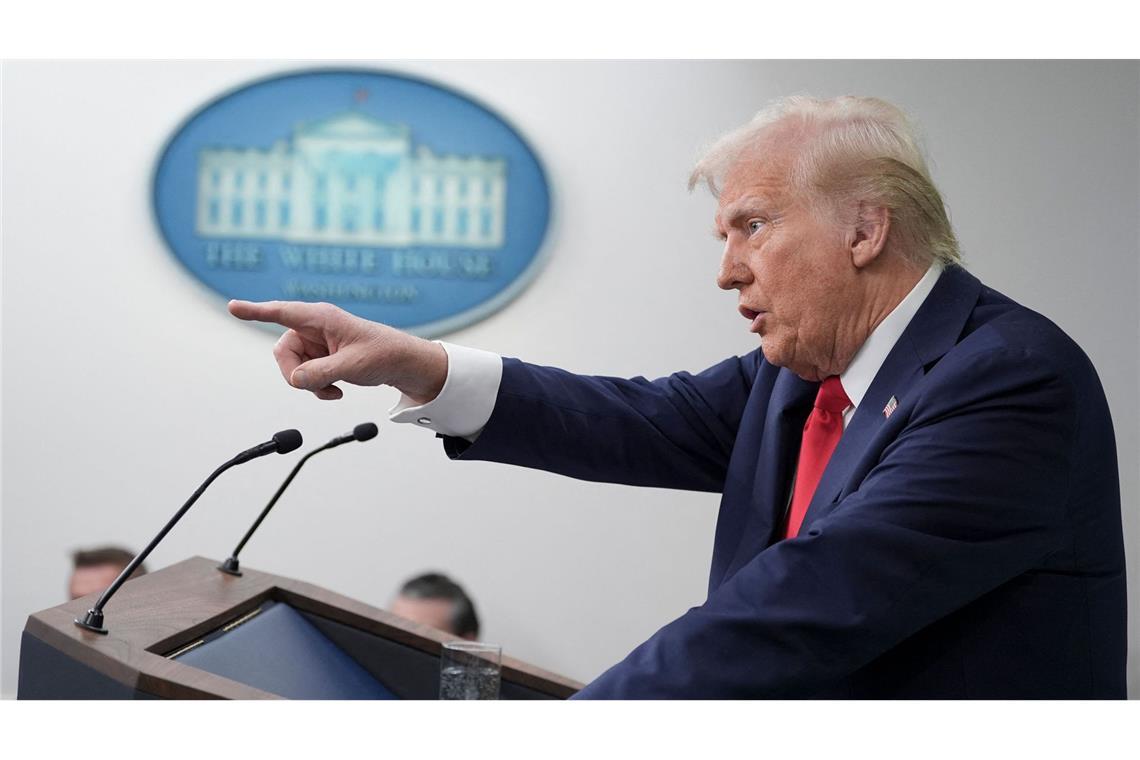 Trump spricht von Pilotenfehler – dabei laufen Untersuchungen zur Ursache noch Donald Trump meint die Ursache für den Flugzeugabsturz zu kennen.