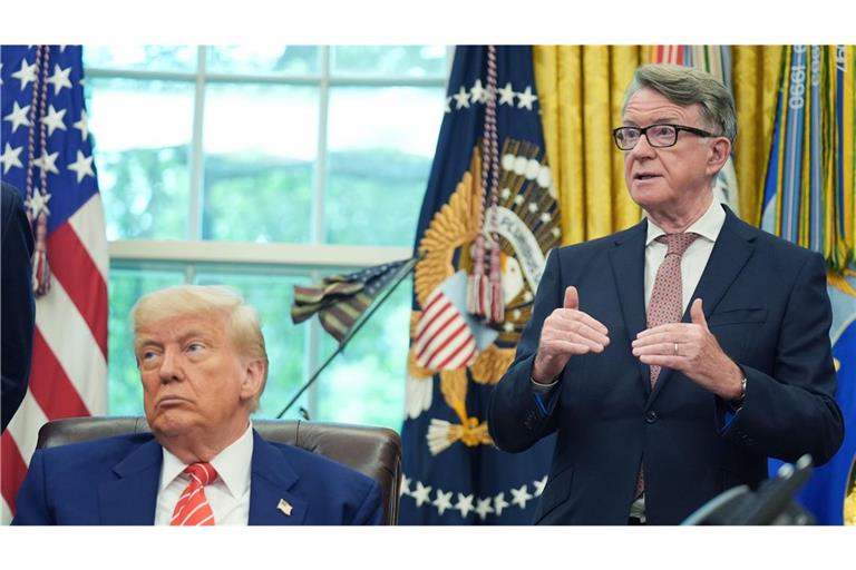 Donald Trump mit dem britischen Botschafter Peter Mandelson (r.). Mandelson wurde wegen seiner Verbindungen zu Jeffrey Epstein entlassen (Archivfoto).