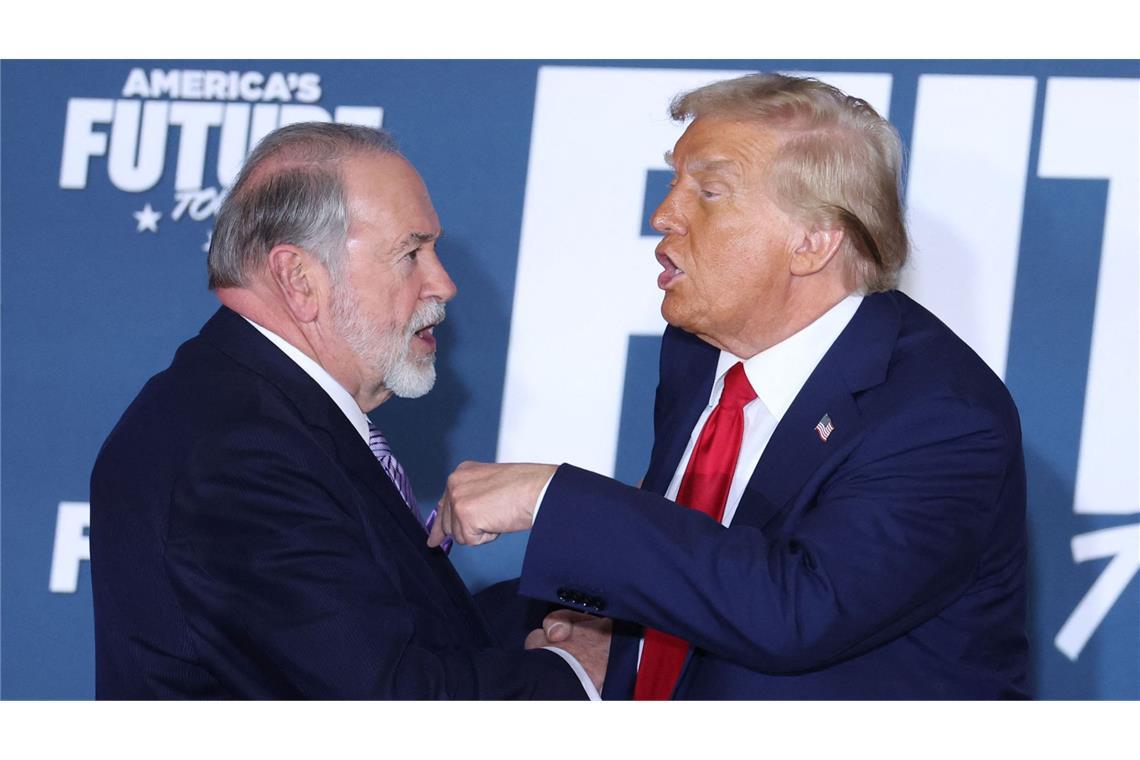 Trump will Mike Huckabee zum US-Botschafter in Israel ernennen Donald Trump mit Mike Huckabee